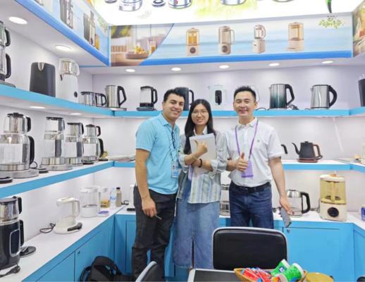 أعضاء فريق شركة Zhongshan Yuekon Electrical Appliances Co., Limited يتظاهرون مع العملاء الدوليين، ويسلطون الضوء على الشراكة التجارية الناجحة.
