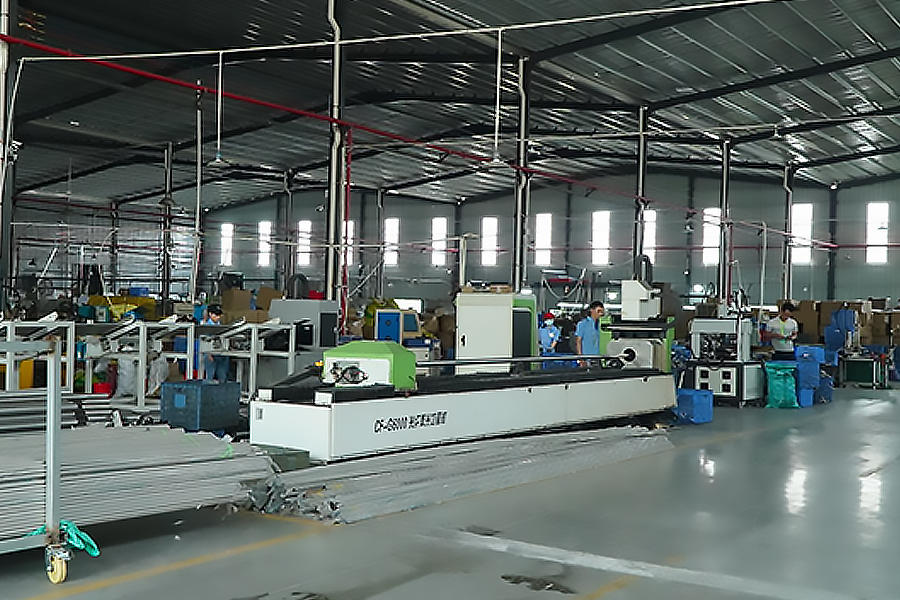 صورة لورشة الإنتاج في شركة Zhongshan Yuekon Electrical Appliances Co., Limited، والتي تسلط الضوء على بيئة المصنع والعمال على خط التجميع لأباريق القهوة وآلات استخلاص العصير.