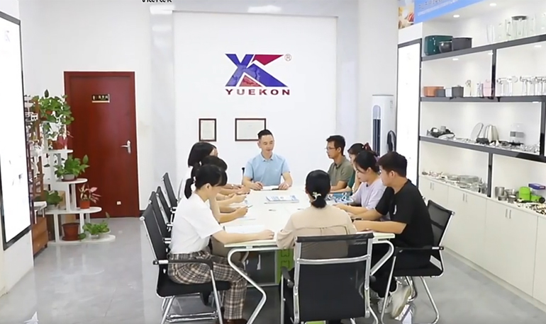صورة لاجتماع في شركة Zhongshan Yuekon Electrical Appliances Co., Limited، تُظهر أعضاء الفريق المنخرطين في مناقشة عمل.