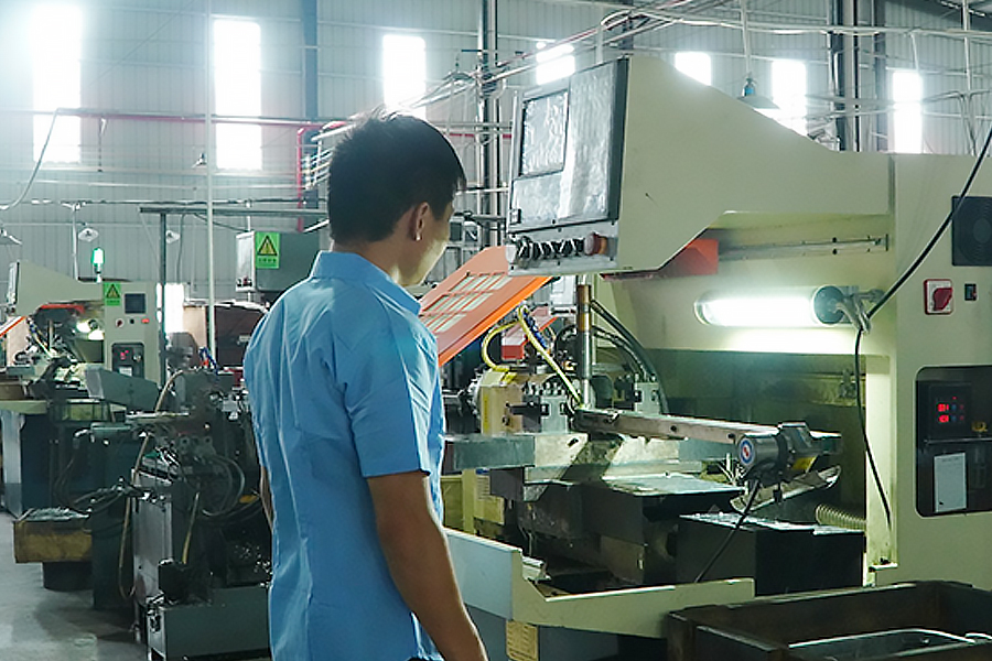 صورة لورشة الإنتاج في شركة Zhongshan Yuekon Electrical Appliances Co., Limited، والتي تعرض عملية التصنيع المنظمة والمعدات الخاصة بمجففات الملابس الكهربائية وأجهزة ترطيب الهواء.