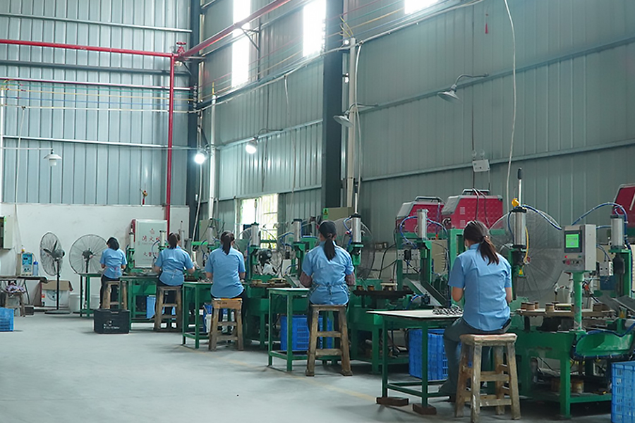 صورة لورشة الإنتاج في شركة Zhongshan Yuekon Electrical Appliances Co., Limited، والتي تعرض عملية التصنيع وخط التجميع لغلايات ماكينة صنع الشاي والغلايات الكهربائية.
